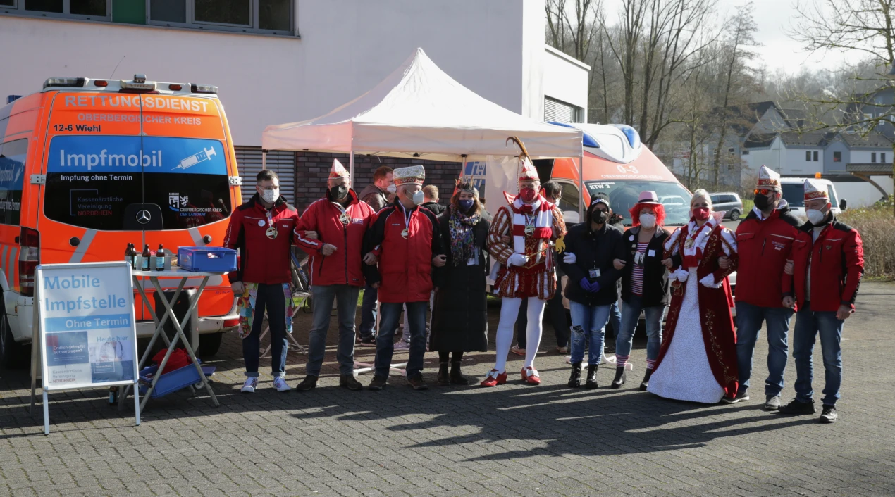 In Reichshof-Denklingen schaute das Prinzenpaar der Karnevalsgesellschaft Rot Weiß Denklingen 1986 e.V. samt Schmölzchen am Impfmobil vorbei. (Foto: OBK)