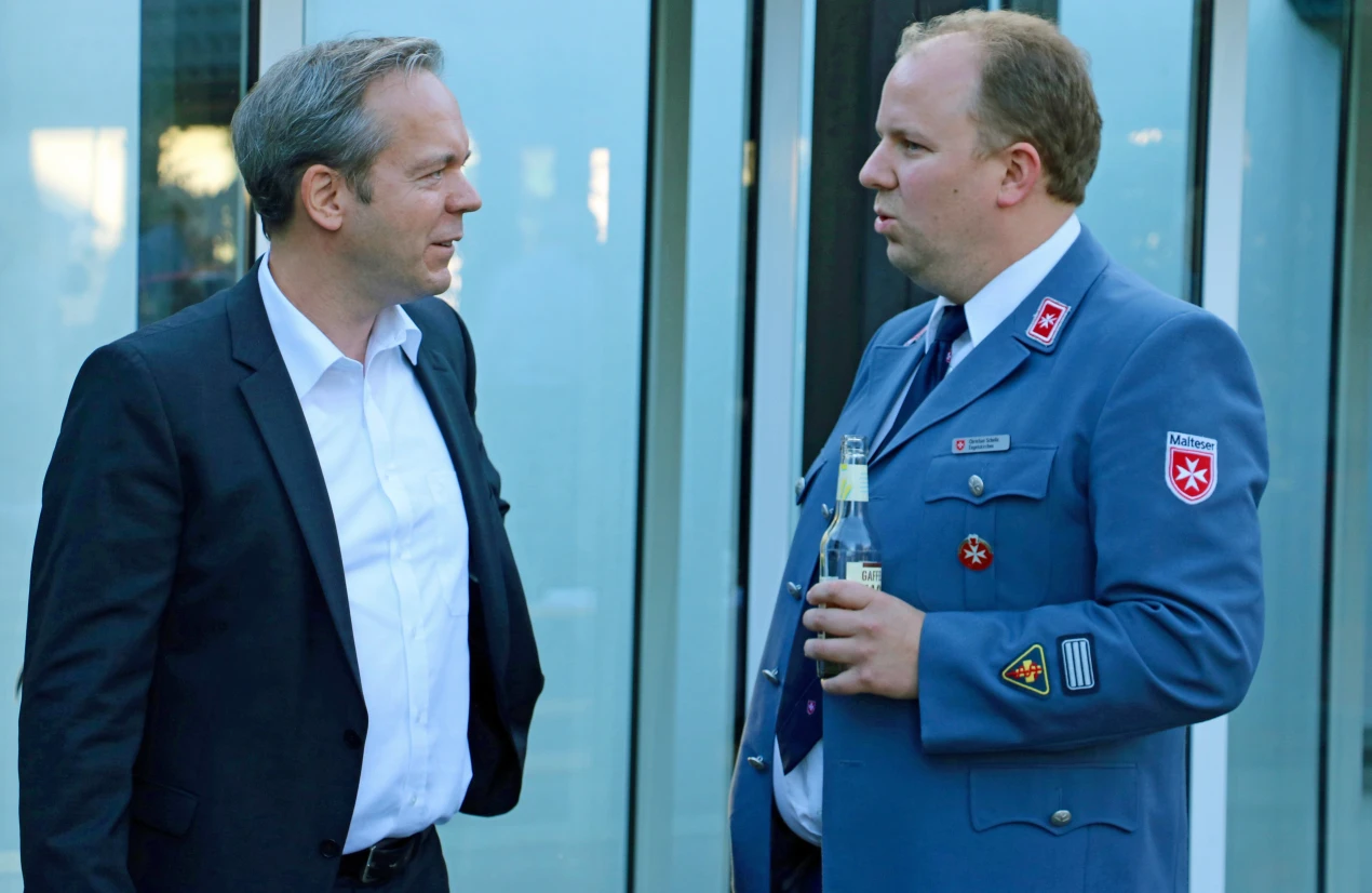 Kreisdirektor Klaus Grootens und Christian Schelle von der Malteser Ortsgliederung Engelskirchen, sprachen von einer guten und vertrauensvollen Zusammenarbeit. (Foto: Malteser Engelskirchen)  