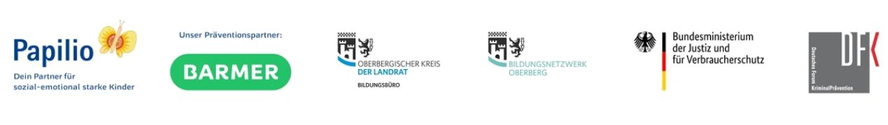 Das Bild zeigt mehrere Logos von Organisationen. Von links nach rechts: Papilio mit einem Schmetterling, Barmer, Oberbergischer Kreis Der Landrat Bildungsbüro, Bildungsnetzwerk Oberberg, Bundesministerium der Justiz und für Verbraucherschutz mit Bundesadler, DFK Deutsches Forum für Kriminalprävention.