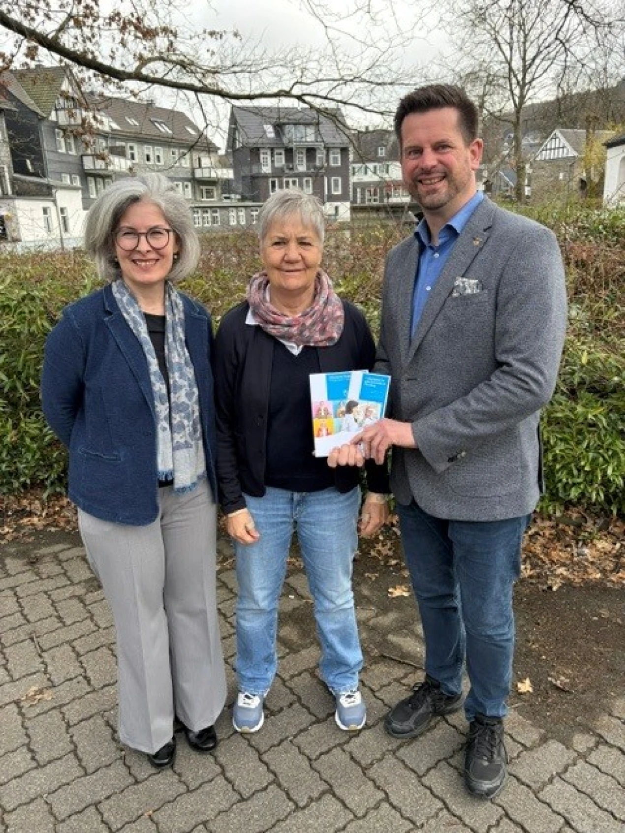 Begrüßung der neuen Weitblick-Lotsin am Standort Denklingen: Sylvia Asmussen, Leiterin der Fachstelle für bürgerschaftliches Engagement und Ehrenamt des Oberbergischen Kreises (l.) und der Bürgermeister der Gemeinde Reichshof, Jan Gutowski, heißen Susanne Schmidt-Kraepelin (M.) herzlich willkommen und freuen sich über die neu besetzte Anlaufstelle für ehrenamtlich Engagierte im Reichshof. (Foto: Gemeinde Reichshof/OBK)