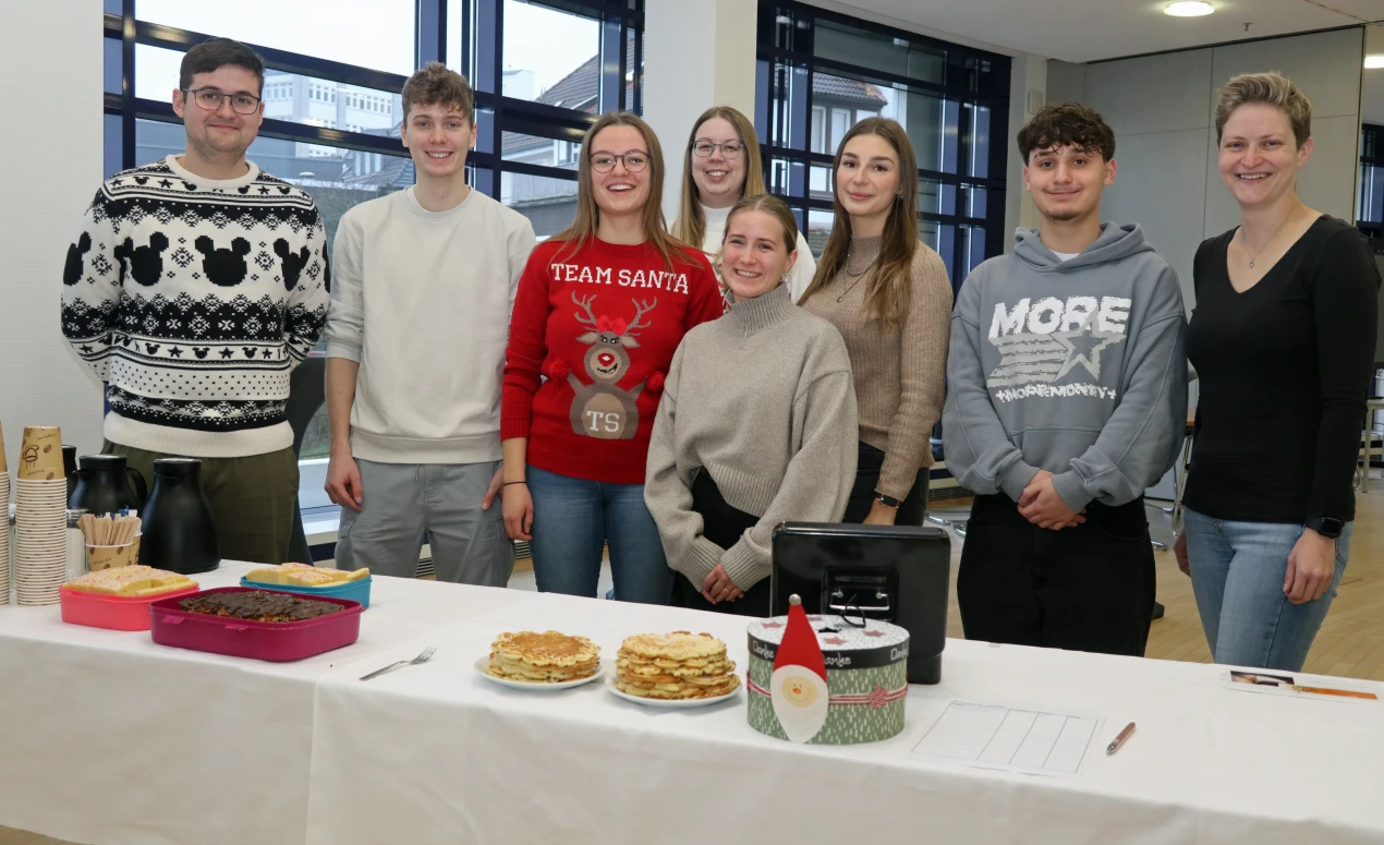 Eines der "Waffelbäckerteams" der Kreisverwaltung um Emily Schulz (M.), die sich in der Küche, an den Waffeleisen und beim Verkauf abwechselten. (Foto: OBK)