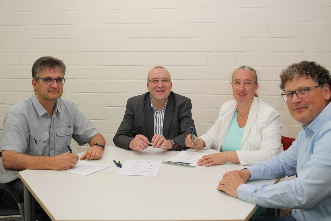 Gesamtschule Reichshof: neue Kooperation und Zertifikat  (v.l.n.r.): Jörg Schmoock (stellvertretender Schulleiter); Detlev Schuster, Schulleiter BK Dieringhausen; Sylvia Wimmershoff, Schulleiterin Bergisches Berufskolleg; Rainer Gottschlich, stellvertretender Schulleiter Kaufmännisches Berufskolleg. (Foto: OBK) 