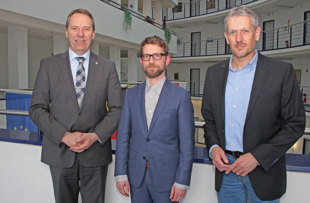 Landrat Jochen Hagt (l.) und Gerd Klaas, Amt für Schule und Bildung heißen Daniel Bruning (M.) als neuen Rektor der Anne-Frank-Schule im Kreishaus willkommen. (Foto: OBK) 