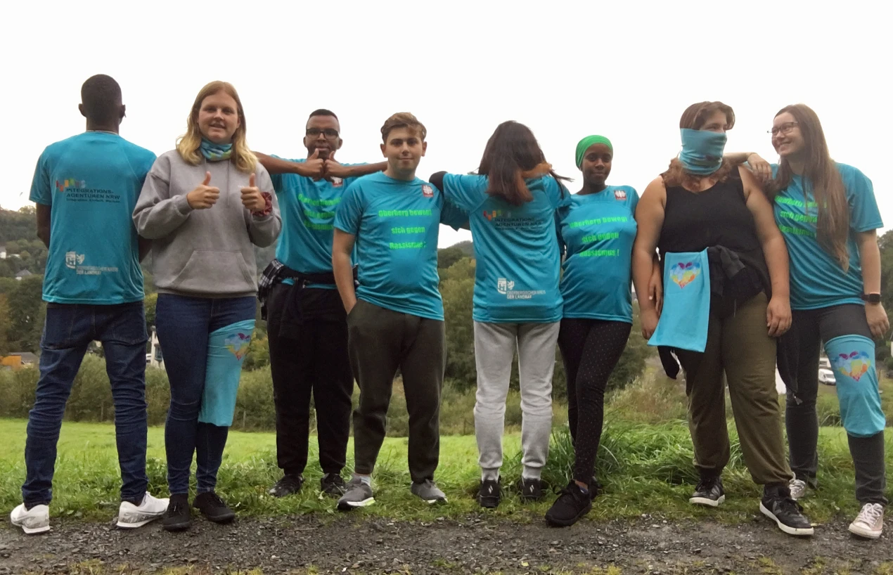 Diese aktive Gruppe des DRK Jugendhaus Gummersbach setzt sich engagiert gegen jede Form der Diskriminierung ein. (Foto: DRK Jugendhilfeeinrichtung Gummersbach)