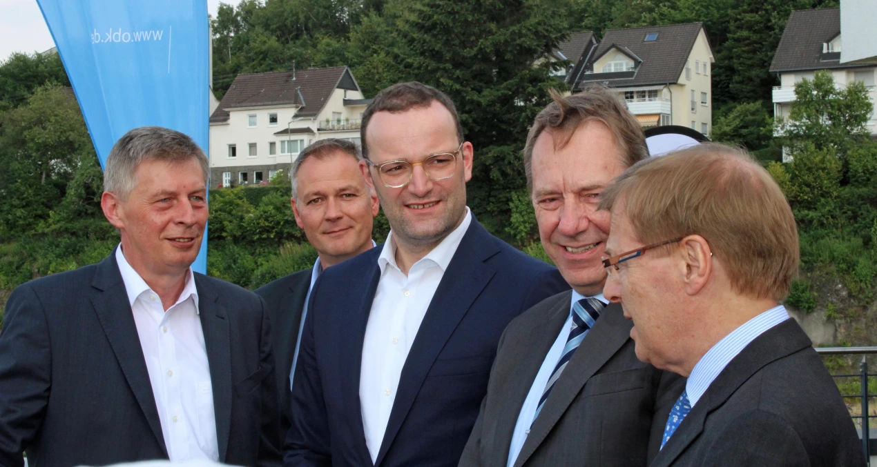Im Austausch in der AGewiS über die medizinische Versorgung im Oberbergischen Kreis (v.l.n.r.): Bodo Löttgen, MdL; Dr. Carsten Brodesser, MdB; Bundesgesundheitsminister Jens Spahn, Landrat Jochen Hagt und Peter Biesenbach, Minister der Justiz des Landes NRW. (Foto: OBK)
