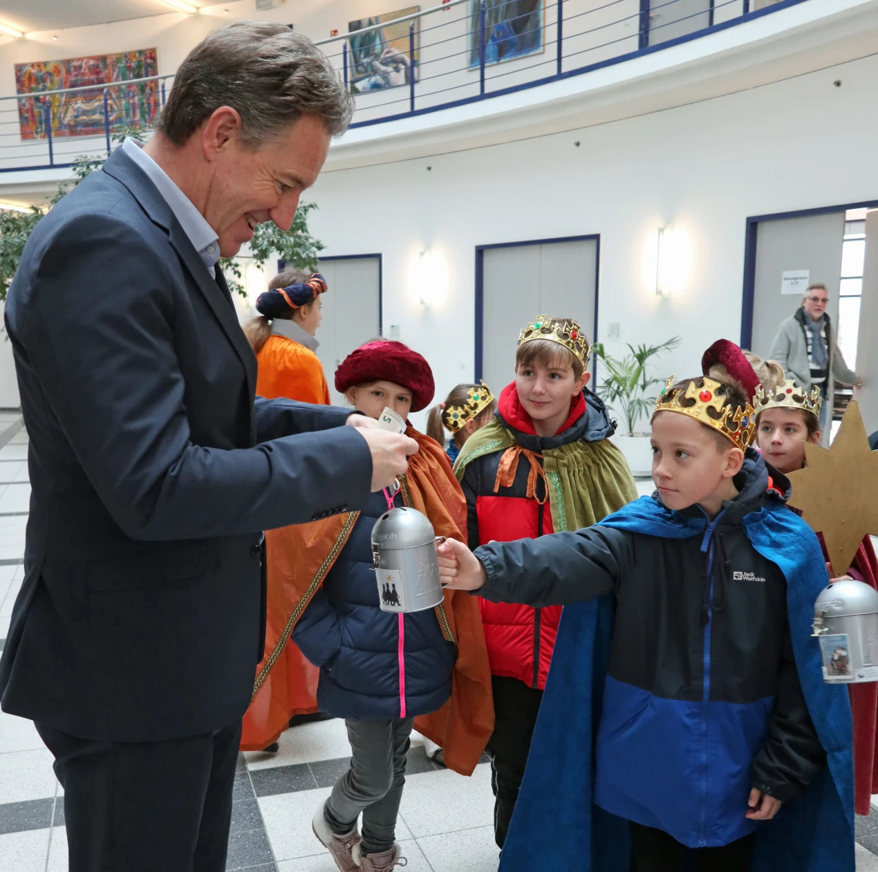 Kreisdezernent Ralf Schmallenbach  hielt eine Geldspende für die Sammelaktion der Sternsinger bereit. (Foto: OBK)