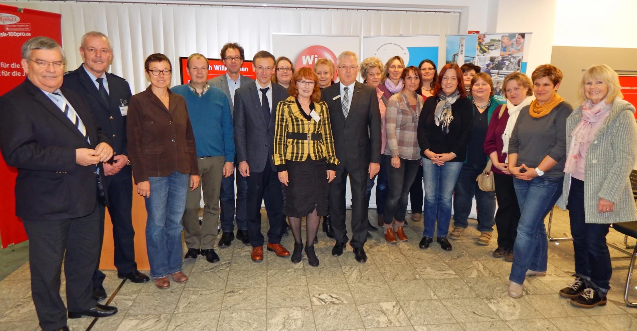 Auf vielen Füßen steht das Engagement zur Gewaltprävention zur Freude von Landrat Hagen Jobi (l.). (Foto: OBK)