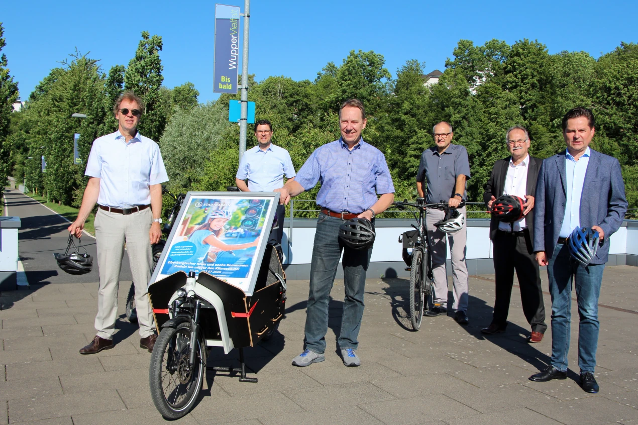 Der Oberbergische Kreis, die Stadt Gummersbach, die Stadt Hückeswagen, die Gemeinde Morsbach, die Stadt Hückeswagen, die Stadt Radevormwald, die Stadt Wipperfürth und die Stadt Wiehl fördern die Kampagne STADTRADELN und fordern zum Mitradeln auf: Landrat Jochen Hagt (M.) und die Bürgermeister (v.l.n.r.) Michael von Rekowski, Stadt Wipperfürth; Jörg Bukowski, Gemeinde Morsbach, Dietmar Persian, Stadt Hückeswagen; Johannes Mans, Stadt Radevormwald und Ulrich Stücker, Stadt Wiehl. (Foto: OBK)