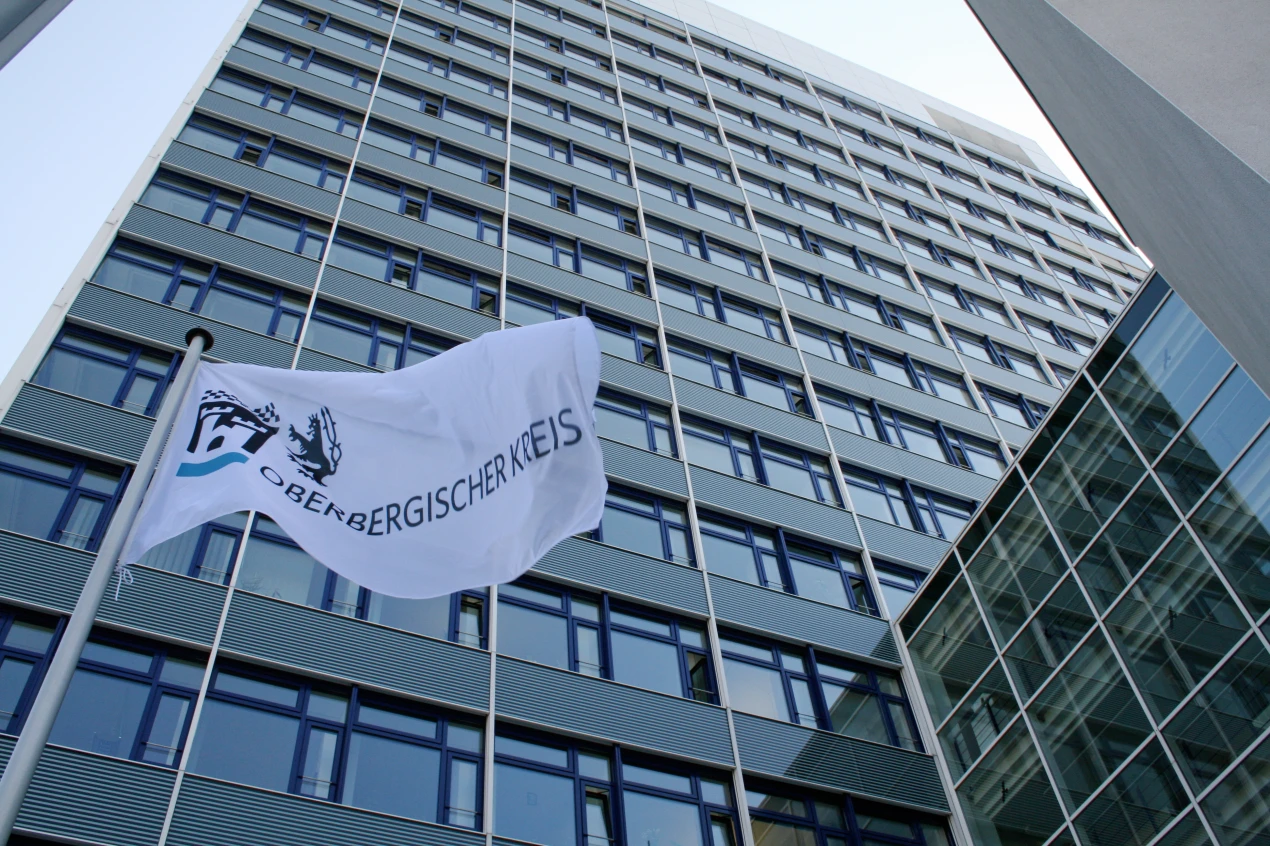 An den Eingängen der Kreisverwaltungsgebäude wird auf die geänderten Servicezeiten hingewiesen. (Foto: OBK) 