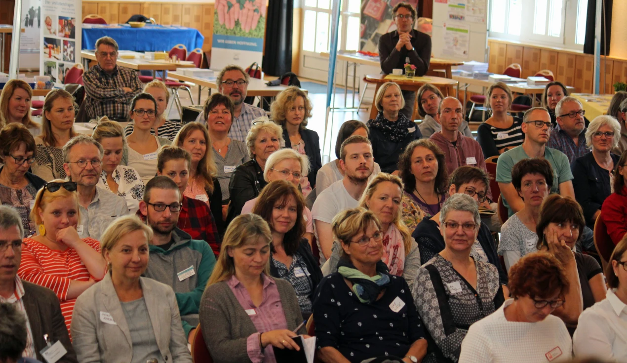 Die Mitarbeitenden der Fachdienste verfolgen die Vorträge zu Aufgaben und Tätigkeiten der Kooperationspartner in der Flüchtlingshilfe. (Foto: OBK)