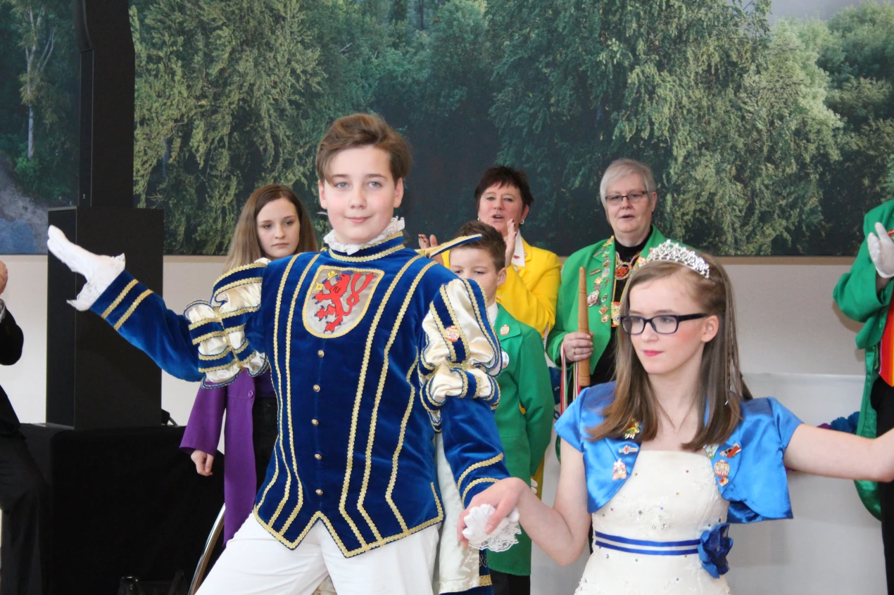 Jecker Nachwuchs aus Radevormwald: Prinz Can und Prinzessin Isabell von der Karnevalsgesellschaft Rua Kapaaf e.V. begeisterten mit Redebeitrag, Gesang und modernem Tanz. (Foto: OBK)