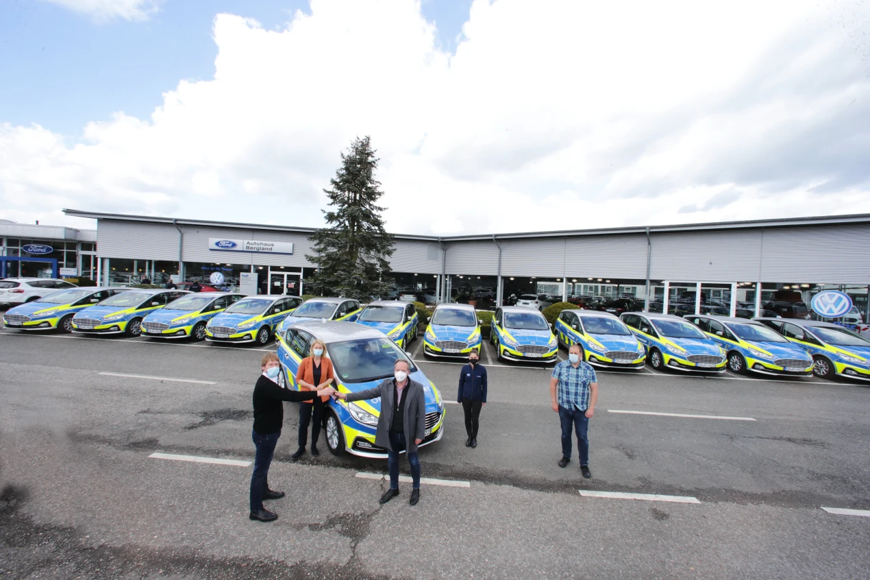 Von links nach rechts: Gunnar Hankow (Verkaufberater, Autohaus Bergland GmbH), die Wipperfürther Bürgermeisterin Anne Loth, Kreisdirektor Klaus Grootens, Verena Irlenbusch (Verkaufsleiterin, Autohaus Bergland GmbH) und Björn Unterstenhöfer (Ordnungsamt Wipperfürth). (Foto: OBK)