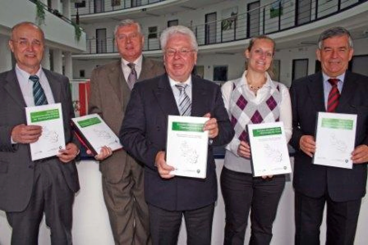 Prof. Dr. Klaus Peter Strohmeier, Dr. Jorg Nürmberger, Rolf Schäfer, Patricia Scherdin und Landrat Hagen Jobi (v.l.) stellten den ersten Sozialstrukturatlas für den Oberbergischen Kreis vor. (Foto: OBK)