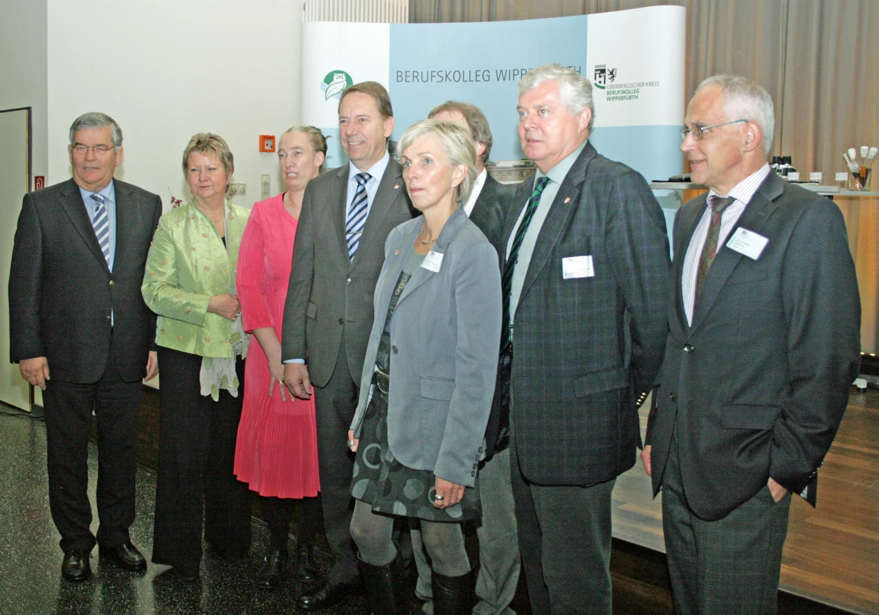 Machen sich für die Bildungskonferenz stark (v.l.n.r.): Landrat Hagen Jobi; Sylvia Löhrmann, Ministerin für Schule und Weiterbildung des Landes Nordrhein-Westfalen; Sylvia Wimmershoff, Rektorin des Berufskollegs Wipperfürth; Kreisdirektor Jochen Hagt; Anke Koester, Leiterin des Schulamtes; Dr. Jorg Nürmberger, Sozialdezernent; Dr. Christian Dickschen, Integrationsbeauftragter des Oberbergischen Kreises (Foto:OBK) 