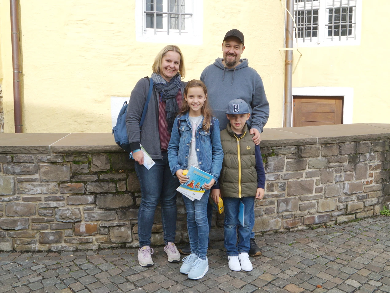 Familie Zein aus Leverkusen ergatterte die 10.000ste Eintrittskarte für die PLAYMOBIL-Ausstellung. (Foto: MFSH)