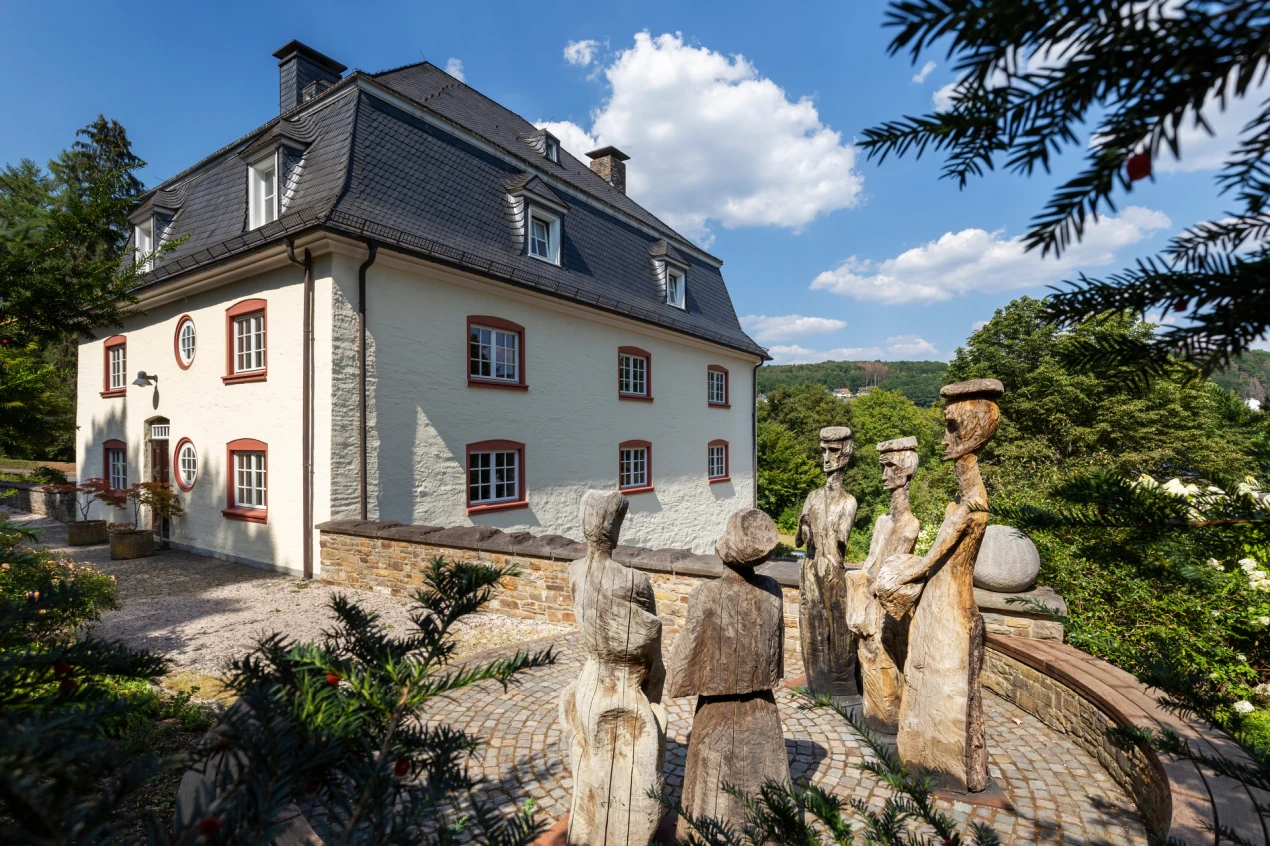 Der Kunstspaziergang in Wiehl beginnt am Burghaus Bielstein: Dort treffen die Teilnehmenden auf den Künstler Roland Glatz-Wieczorek und dessen  Skulpturengruppe „Könige“. (Foto: Joachim Gies)   