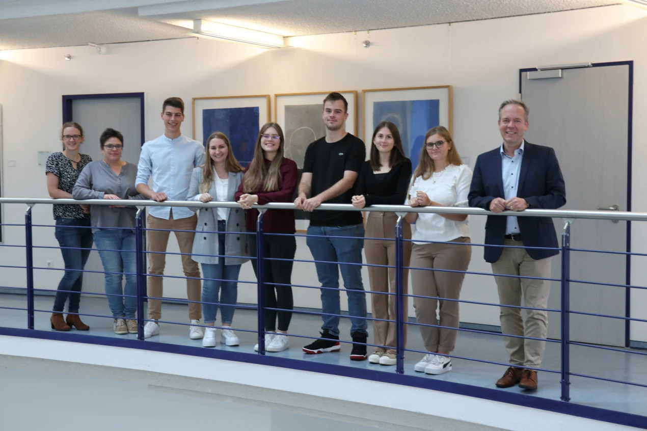 (v.l.: Laura Bröhl, Bianca Krams, Johannes Thews, Laura Viola Kinze, Katrin Juliana Peit-gen, Robin Schlief, Aliya Kaya, Jana-Michelle Reiswich, Klaus Grootens) Foto: OBK