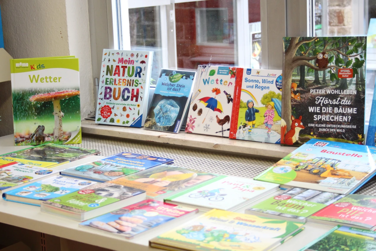 Eine Auswahl der 50 MINT-Bücher die jetzt in der Kreis- und Stadtbücherei in Gummersbach entliehen werden können. (Foto: OBK)