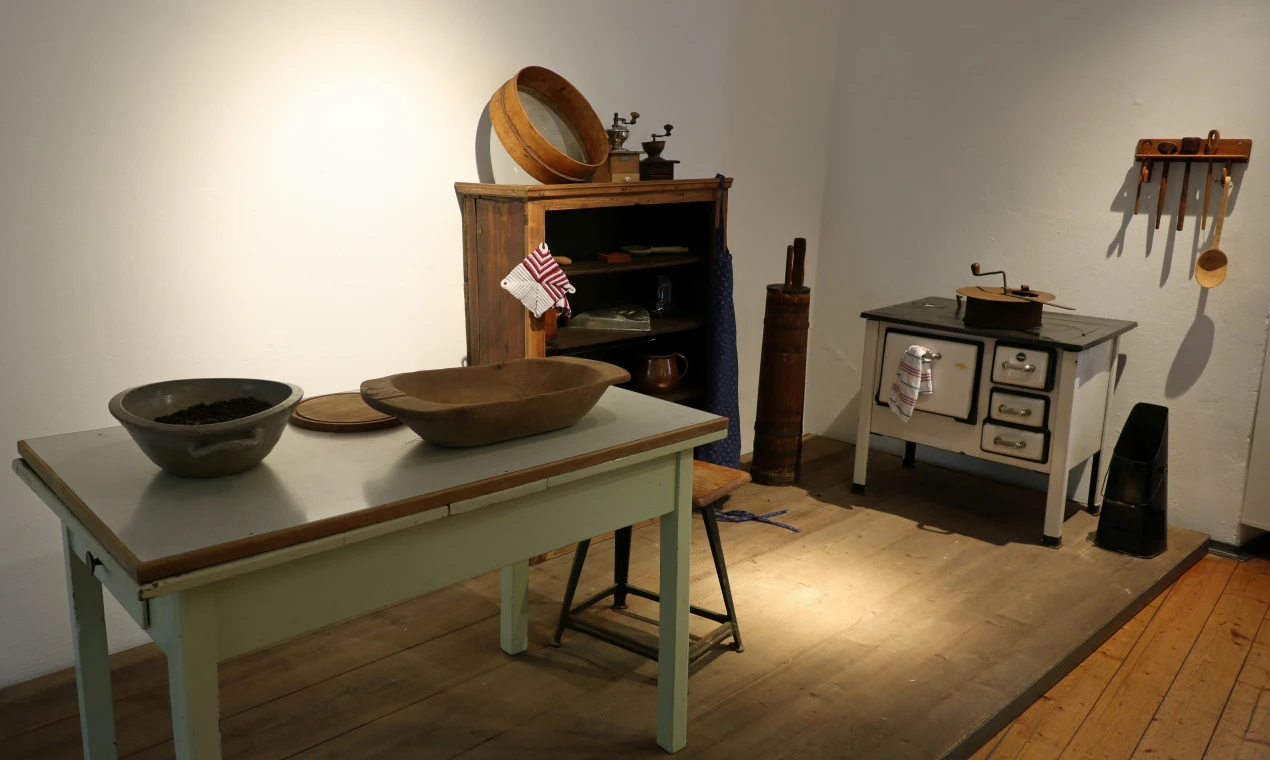 Anfassen und Ausprobieren sind ausdrücklich erwünscht in einem der neu gestalteten Ausstellungsräume im 1. Obergeschoss des Schlosses. (Foto: OBK)