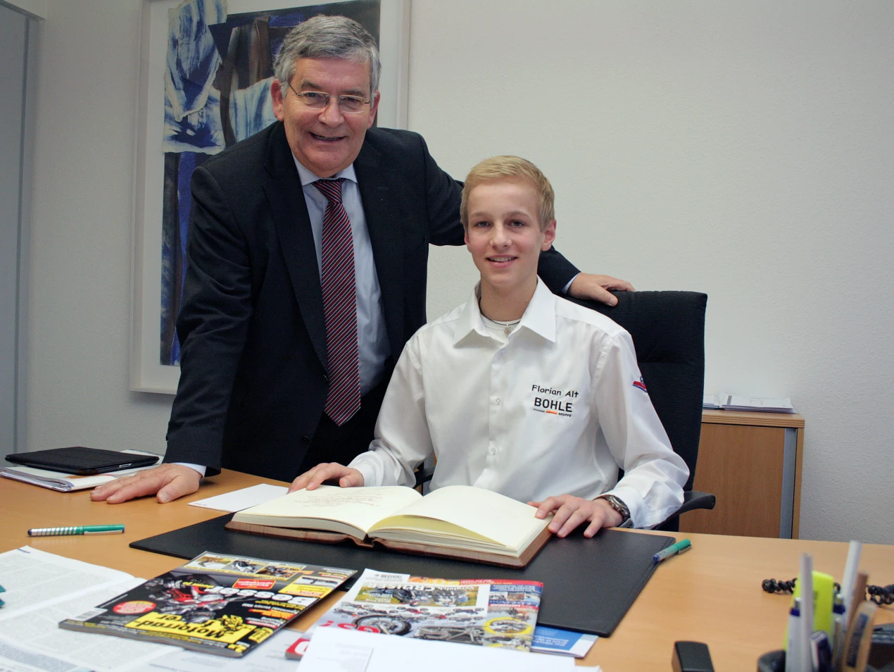 Florian Alt trägt sich in das Goldene Buch des Oberbergischen Kreises ein (Foto: OBK)