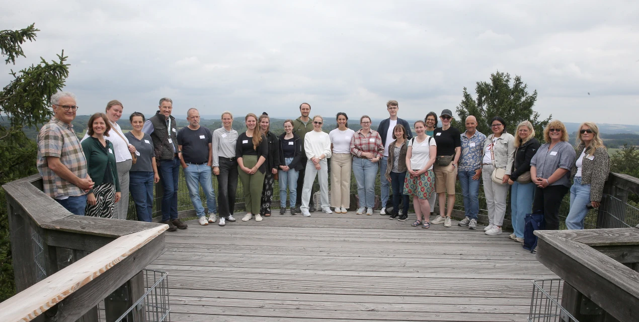 Gruppenfoto auf dem Baumwipfelpfad im Naturerlebnispark Panarbora in Waldbröl. (Foto: OBK)