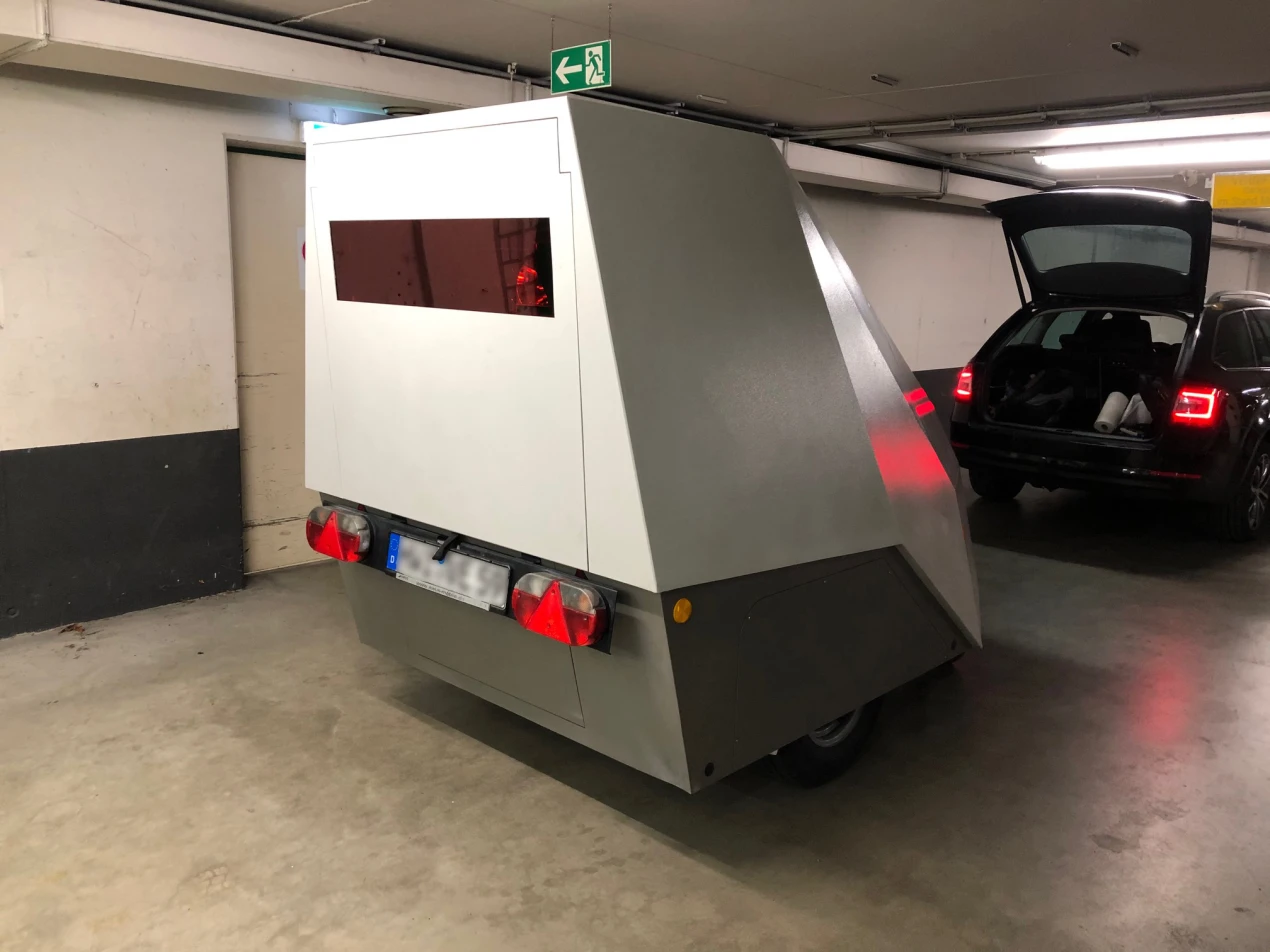 Der Enforcement-Trailer ist ein bewegliches Gerät in Form eines Anhängers zur Geschwindigkeitsüberwachung. (Foto: OBK)