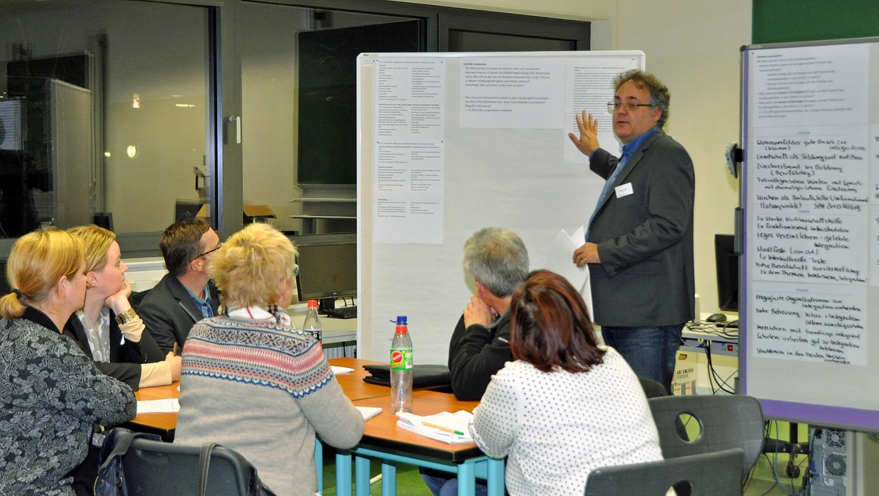 Die Teilnehmerinnen und Teilnehmer des Handlungsfeldforum für LEADER folgten den Ausführungen von Stefan Grothevon (Agentur kommunare). (Foto: OBK) 