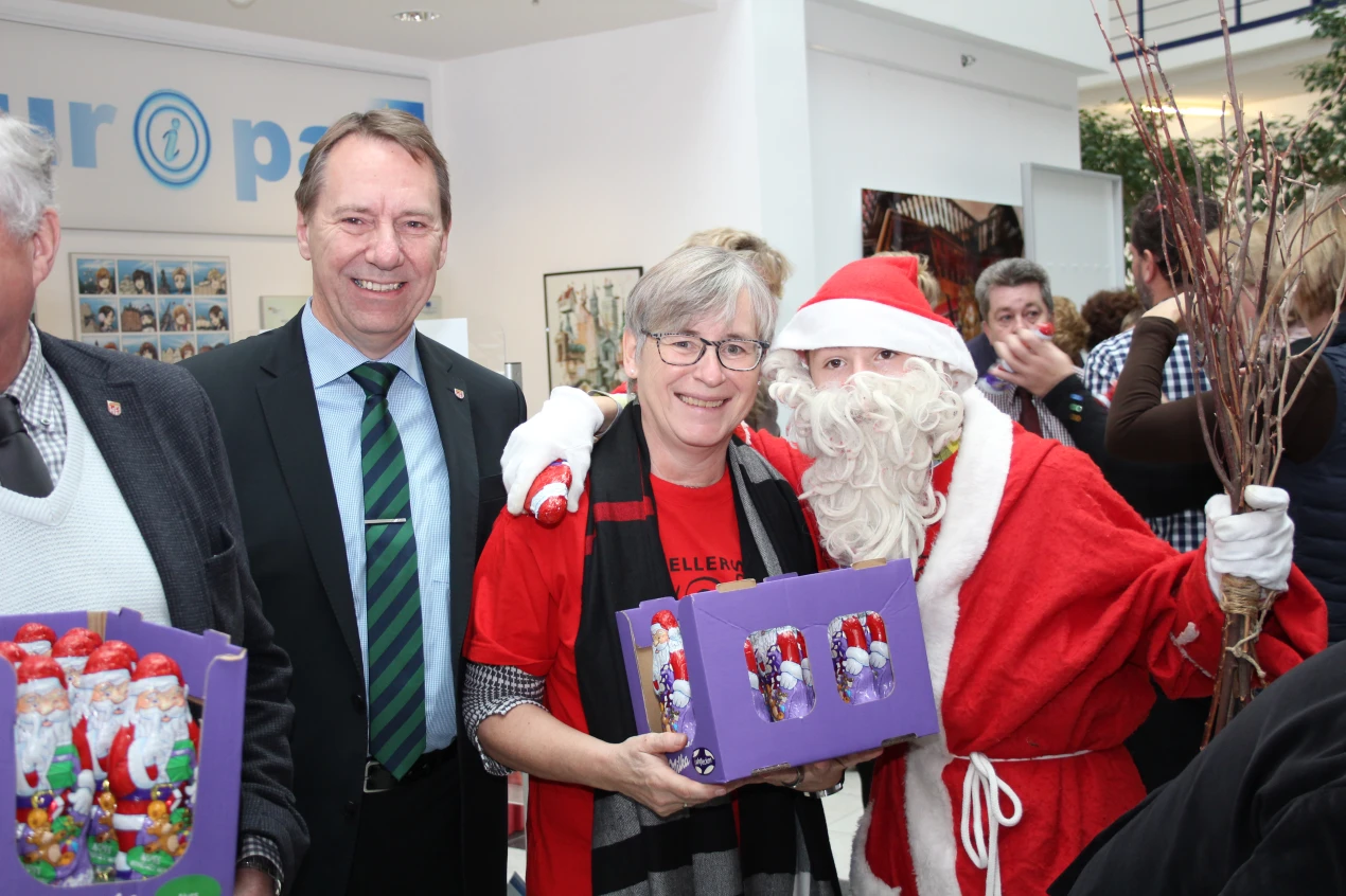 Landrat Jochen Hagt belohnte den Chor mit einer Schokoladenüberraschung. Der Weihnachtsmann unterstützte die Aktion. (Foto: OBK)