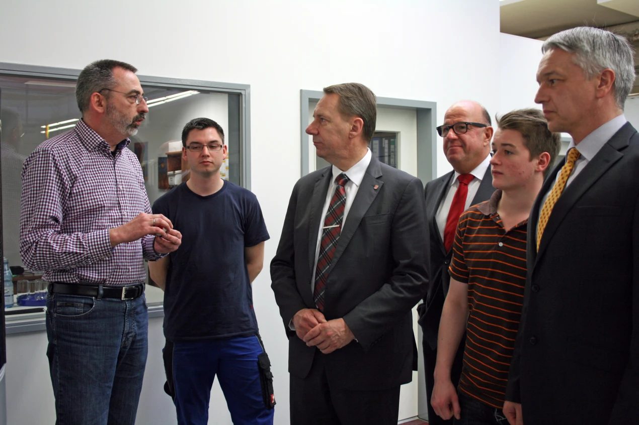 (v.l.n.r) Inhaber Udo Stamm; Benjamin Stamm; Kreisdirektor Jochen Hagt, KIO-Geschäftsführer Wilfried Holberg; Phillip Schumacher und Stefan Berz, Koordinator "Sport als Brücke" (Foto:OBK)