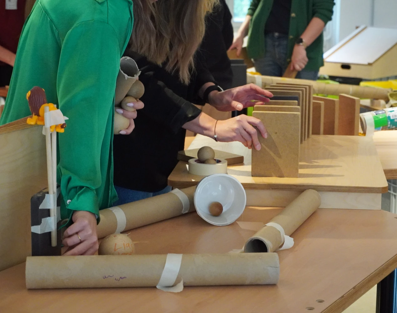 Kindgerecht Lerneffekte erzeugen: der Arbeitskreis der Kitaleitungen im Bildungsnetzwerk Oberberg gestalteten einen Parcours, um eine Kettenreaktion auszulösen. (Foto: OBK)