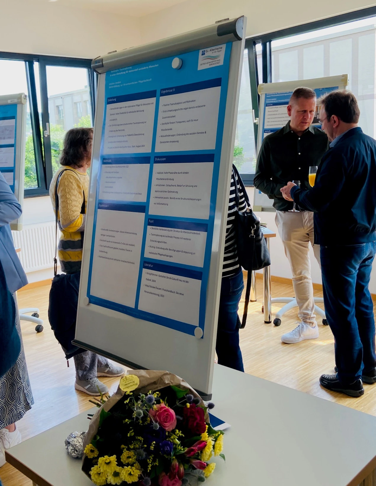 Auf Postern präsentierten die frisch zertifizierten Pflegeexpertinnen und Pflegeexperten ihre Praxisprojekte. (Foto: AGewiS/Nina Broich-Glagow)