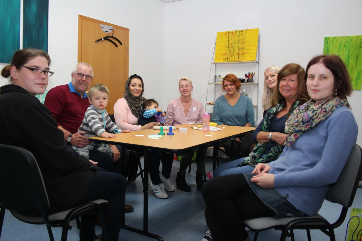 Gruppenteilnehmerin Jennifer Maiser (v.l.), Stephan Windhausen (Fachbereichsleiter für Jugend, Familie und Soziales und Integrationsbeauftragter der Gemeinde Lindlar) mit Domenic, Elternbegleiterin Masoomeh Poormohamad mit Sohn Artin, Elternbegleiterin Christiane Riese (WinLi e.V.), Sandra Reiter (Stellvertretende Leitung DRK-Familienzentrum Henry Dunant Lindar), Simone Eidhoff (Kommunales Integrationszentrum), Monika Schulmeistrat (Leitung DRK-Familienzentrum Henry Dunant Lindar) und Gruppenteilnehmerin Corinna Hohensee. (Foto OBK)  