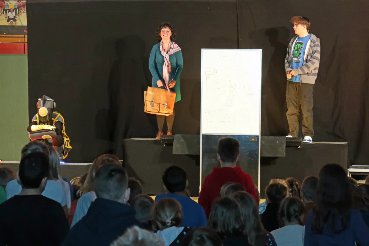 Eine Szene des Theaterstücks "r@usgemobbt": Ein Schüler erfährt Cybermobbing, aber die Lehrerin ist mit anderen Themen beschäftigt. (Foto: OBK)