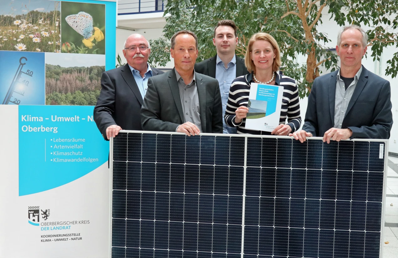 Haben gemeinsam den Handlungsleitfaden zur Steuerung von Photovoltaik-Freiflächenanlagen im Oberbergischen Kreis vorgestellt (v.l.n.r.): Dietmar Hartmann, Vorstandsmitglied des NABU Kreisverbands Oberberg; Frank Herhaus, Dezernent für Planung, Regionalentwicklung und Umwelt; Jonathan Heyse, Koordinator Erneuerbare Energien OBK; Anne Loth, Bürgermeisterin der Stadt Wipperfürth als Vertreterin der Bürgermeisterkonferenz und Franz Bellinghausen, Vorsitzender der Kreisbauernschaft Oberberg. (Foto: OBK)