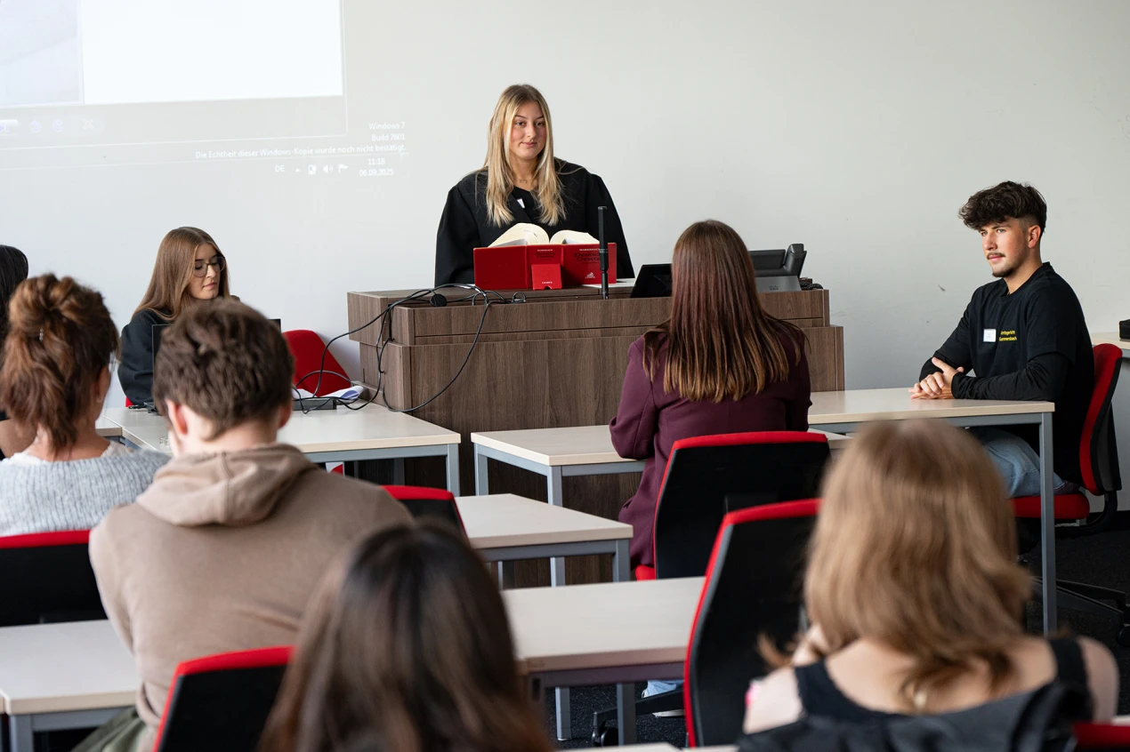 Die Justizbehörde als Arbeitgeber: Viele Schülerinnen und Schüler beteiligten sich an einer fiktiven Gerichtsverhandlung, mit der das Amtsgericht Gummersbach für eine Berufsausbildung in ihrer Behörde ward. (Foto: OBK)   
