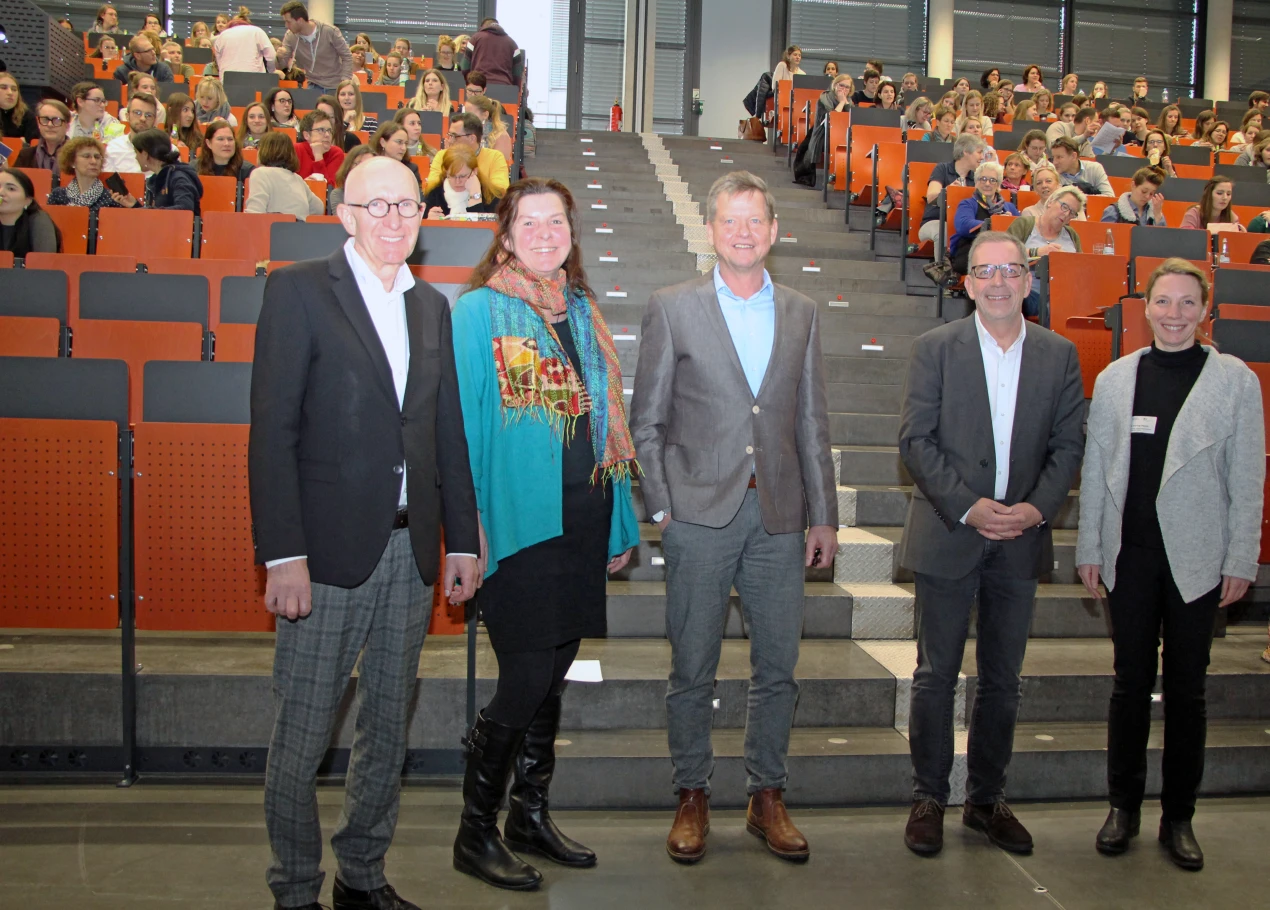 Der Ferchau-Saal in der TH in Gummersbach war am KI - Fachtag schnell gefüllt - sehr zur Freude von (v.l.n.r.): Prof. Josef Leisen; Dorothea Wirtz, KI; Bernd Theunissen, Leiter des Zentrums für schulpraktische Lehrerausbildung Engelskirchen; Schulrat Thomas Gunkel und Suse Düring-Hesse, Leiterin des KI. (Foto: OBK)    