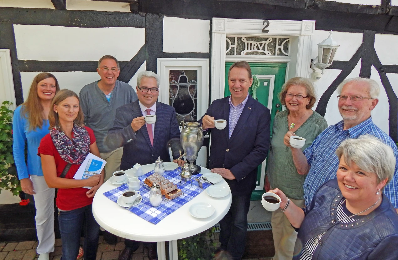 Ein Kaffee in Kaffekanne: Kreisdirektor Jochen Hagt (4. von rechts) und die Kreis-Mitarbeiterinnen Marina Kühn (vorne links) und Sabine Bremen (vorne rechts) warben für die 1440 Dörfer und Weiler in Oberberg. (Foto: OBK)