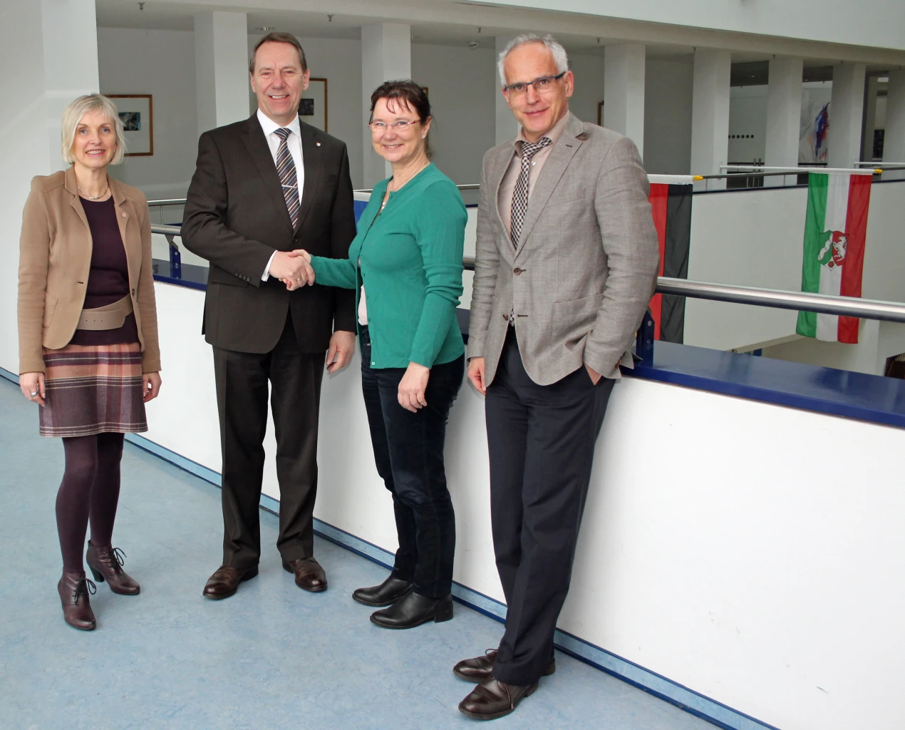 Offizieller Empfang der neuen Schulleiterin im Kreishaus (v.l.n.r.): Anke Koester, Leiterin des Amtes für Schule und Bildung; Landrat Jochen Hagt, Lydia Follmann und Kreisdezernent Dr. Christian Dickschen. (Foto: OBK)  
