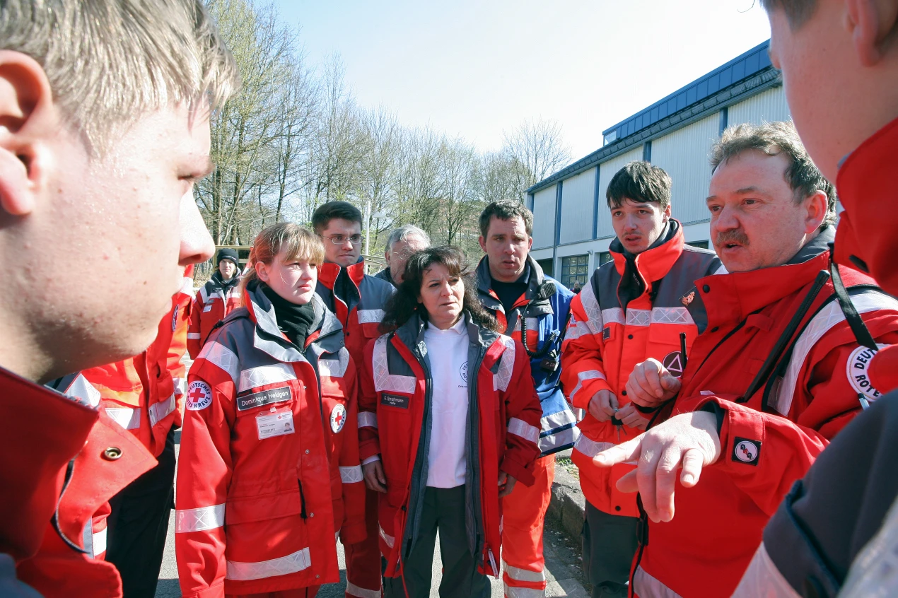 Lagebesprechung der Einsatzkräfte des DRK. (Foto:OBK)