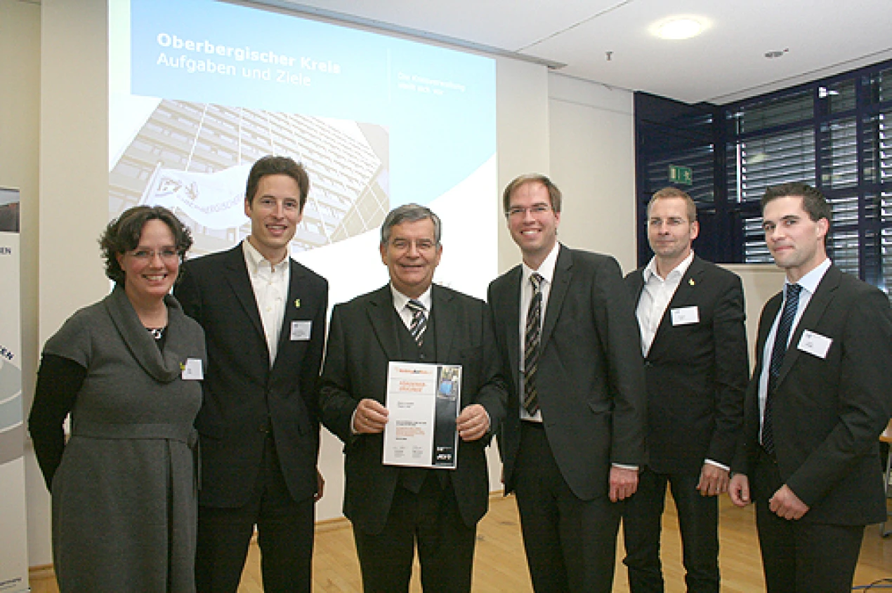 Katja Bois (Quizorganisation), Dr. Maximillian von Proff (Quiz-Projektleiter der Wirtschaftsjunioren), Landrat Hagen Jobi, Hendrik Pilatzki (Wirtschaftsjunior), Michael Jüch (Wirtschaftsjunior) und Moritz Kramer (Wirtschaftsjunior) (Foto: OBK) 