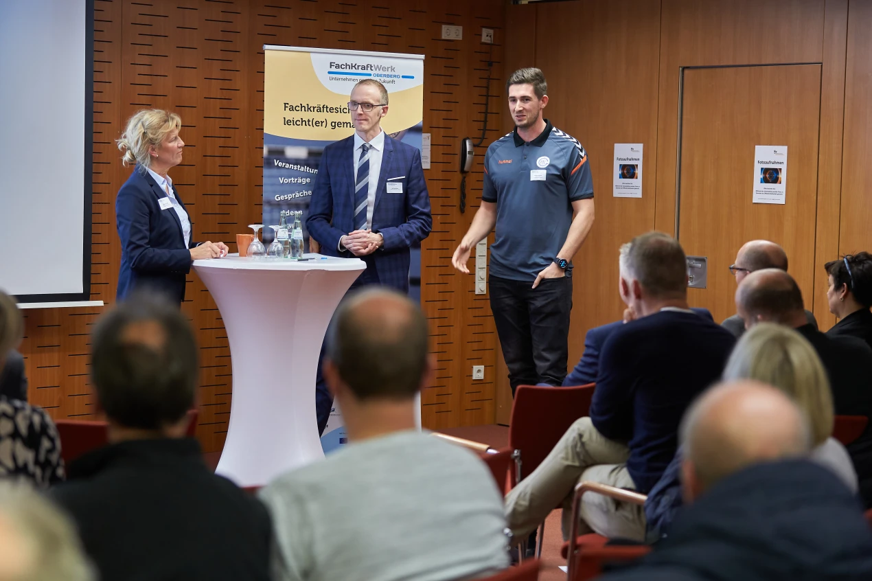 Podiumsdiskussion mit Beate Fiedler, Wirtschaftsförderung des Oberbergischen Kreises; Jan Valenthon, Firma Pflitsch und Philipp Schmitz, VFL Gummersbach. (Foto: OBK)