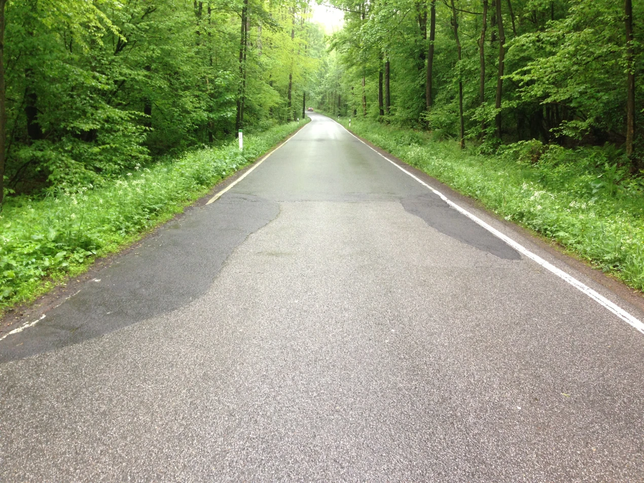 Die Fahrbahn über den Enselskamp (K 48) wird verbreitert und umfassend saniert. (Foto: OBK)