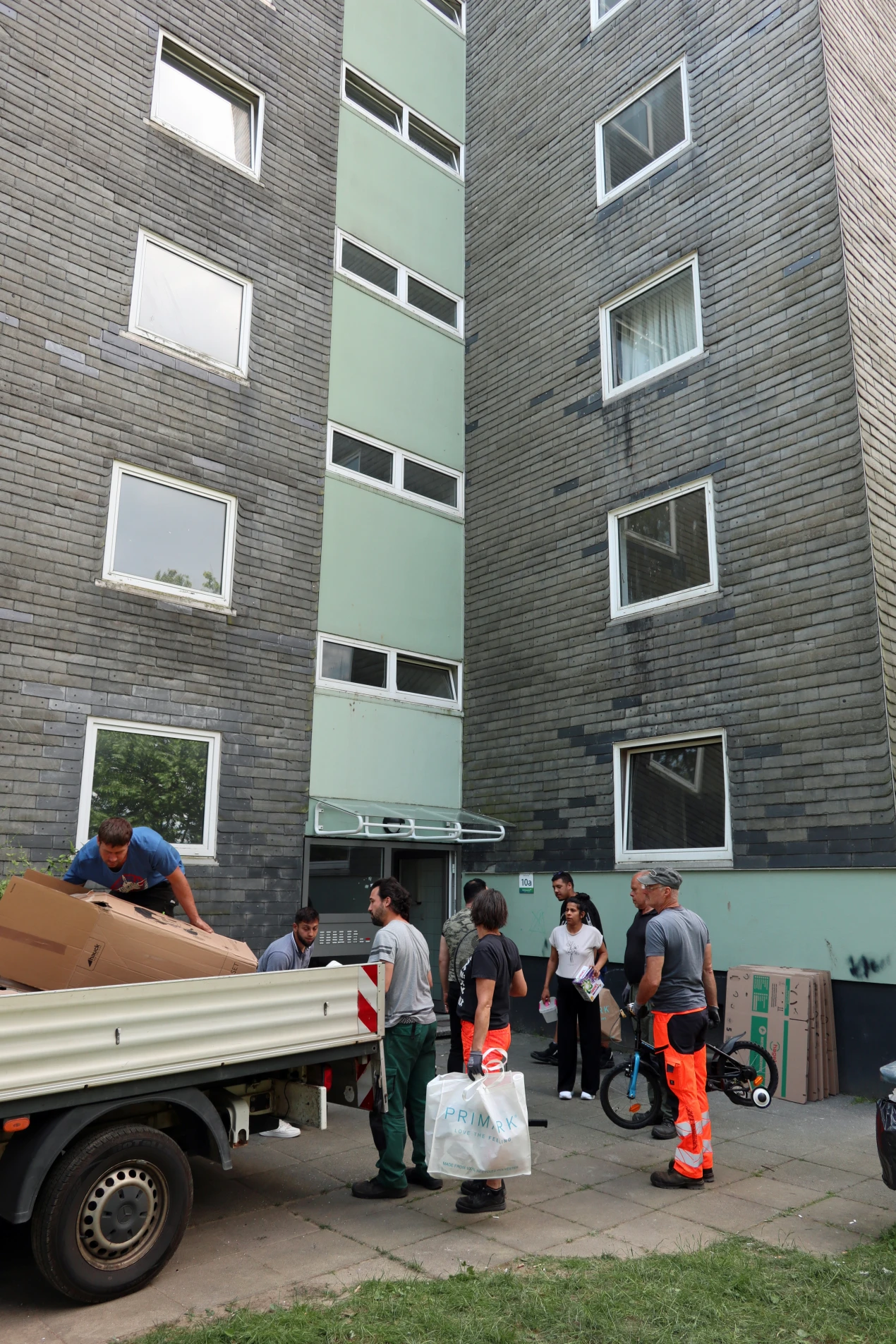 Das Mehrfamilienhaus auf dem Hackenberg musste geräumt werden. (Foto: OBK)