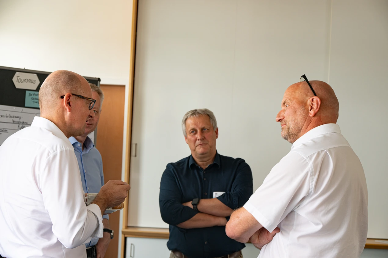 Auch Vertreter der Wirtschaft bringen ihre Ideen und Kompetenzen aktiv in das Klimawandelanpassungskonzept ein (v.l.): Ulrich Koch, Arbeitgeberverband Oberberg e.V.; Uwe Cujai, Leiter Wirtschaftsförderung; Michael Schmitz, Jokey Holding GmbH & Co. KG und Peter Schmittseifer, BPW Bergische Achsen Kommanditgesellschaft. (Foto: OBK)