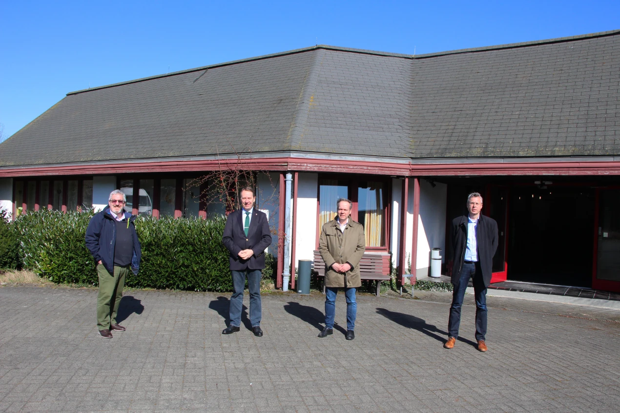 Bürgermeister Stefan Meisenberg (v.l.), Landrat Jochen Hagt, Kreisdirektor Klaus Grootens und Martin Skorupski (Geschäftsführer DRK-Kreisverband Oberbergischer Kreis) vor dem Franz-Dohrmann-Haus. (Foto: OBK)