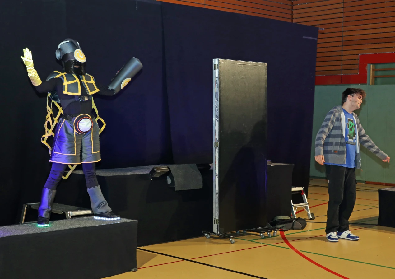 In dem Stück "r@usbmobbt" des Projekttheaters Comic On! kreiiert der gemobbte Schüler Micki einen Avatar, der aber keine Freundschaft ersetzen kann. (Foto: OBK)