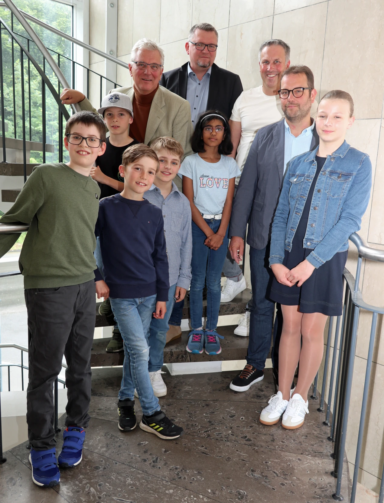 Freuten sich über die guten Leistungen: die oberbergischen Siegerkinder der landesweiten Matheolympiade 2023/2024 (v.l.n.r.): Henri Leander Kaiser, Ben Lasse Wirths, Leopold Karl Deckenbrock, Ben Romanowski, Deeksha Krishna Prakash und Charlotte Goß; der Organisator der Mathe-Olympiade für die oberbergischen Grundschulen Stephan Wittkampf (Schulleiter der GGS Lindlar-Ost); Schulrat Reiner Pfesdorf, Organisator Mathias Greven (Schulleiter der GGS Wiedenest) und der stellvertretende Landrat des Oberbergischen Kreises, Tobias Schneider. (Foto: OBK)    