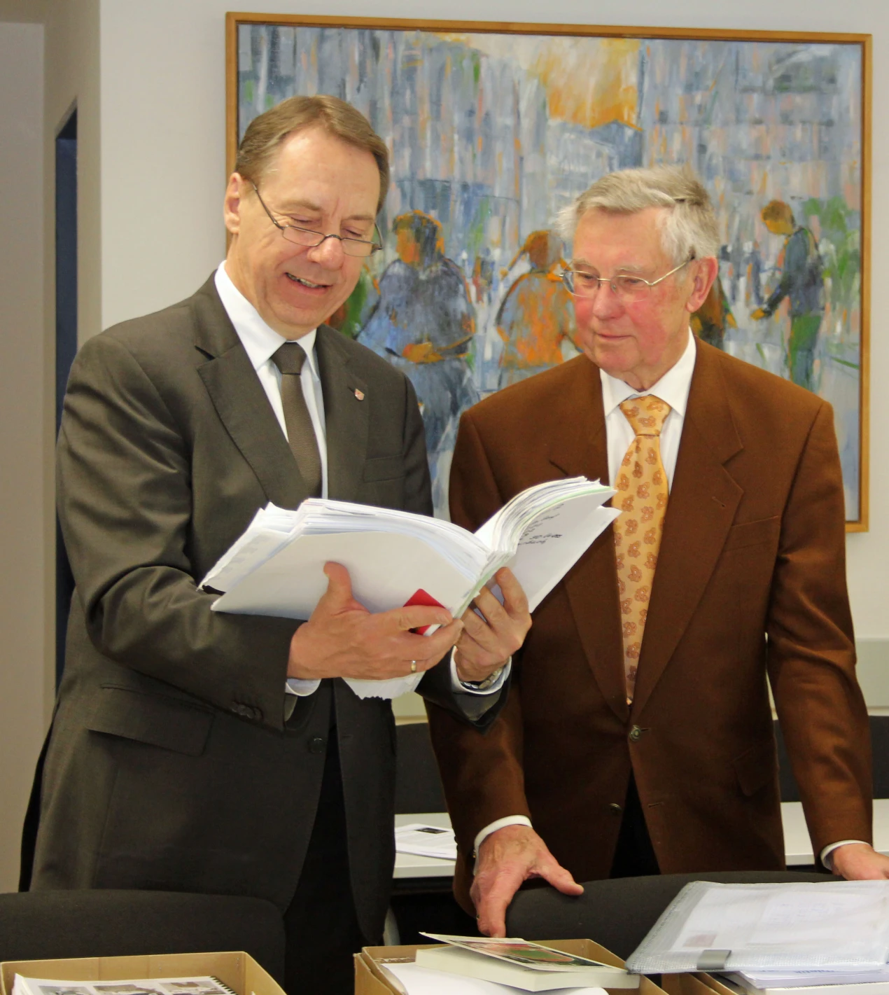 Landrat Jochen Hagt (l.) schätzt die Sammlung von Rolf Fiedler (r.) als wertvolles Material zur Dokumentation der Sporthistorie im Oberbergischen Kreis. (Foto: OBK)