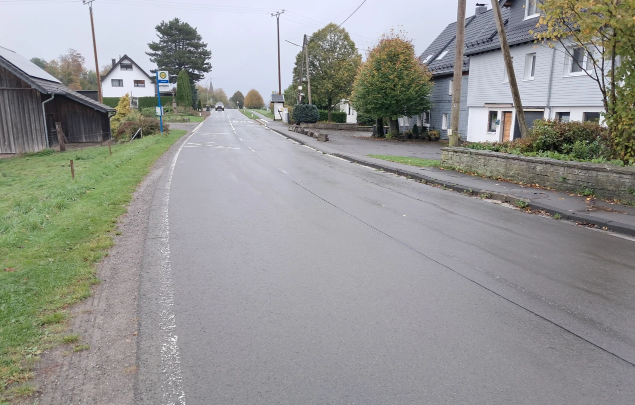 Während der umfangreichen Baumaßnahmen in Lindlar-Kemmerich soll eine Fahrspur frei bleiben. Der Durchgangsverkehr kann das Baufeld über eine Baustraße umfahren. (Foto: OBK)     