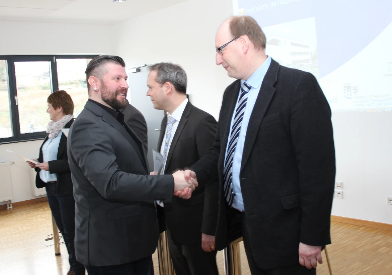 Guido Thal (r.), Leiter des Regiebetriebes Rettungsdienst beim Märkischen Kreis, gratulierte den Absolventen. (Foto: OBK)